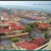 Câmera flagra raio atingindo residência durante temporal intenso em Sorocaba