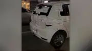 Comerciante cola panfletos em carro estacionado em vaga exclusiva em Goiânia