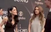 Constrangimento no tapete vermelho: Julia Dalavia ignora Letícia Spiller em evento da Globo