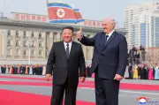 Coreia do Norte recebe presidente de Belarus com desfile militar e gestos de aproximação