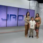 Criança com autismo realiza sonho ao visitar estúdios da Rede Amazônica em Rondônia