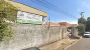 Criança de 4 anos é deixada sozinha em escola fechada em Birigui, SP