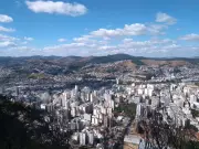 Crianças de 4 e 6 anos são resgatadas de casa trancada com cadeado em Juiz de Fora