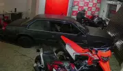 Criminosos invadem concessionária em Limeira usando carro como arma e furtam motos