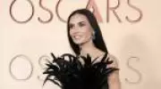 Demi Moore surpreende com visual exótico e divide opiniões no Oscar 2026