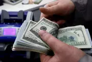 Dólar cai e petróleo despenca 5% com sinais de trégua entre EUA e Irã