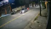 Dois homens derrubam entregador para roubar moto, mas motorista intervém e frustra assalto