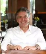 Dono do Coco Bambu rebate Gregório Duvivier por acusação de plágio e processa humorista