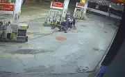 Dupla em moto tenta assaltar frentista em posto de combustíveis em Varginha, Minas Gerais