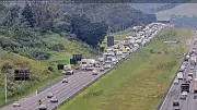 Engavetamento na Rodovia dos Bandeirantes em Jundiaí deixa seis pessoas feridas