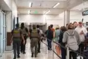 Envio de agentes do ICE a aeroportos nos EUA não reduz filas e impasse político continua