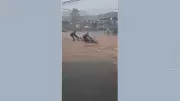 Enxurrada Inunda Avenida e Carrega Motos em Conselheiro Lafaiete, MG