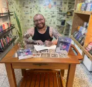 Escritor neurodivergente doa livro autobiográfico para bibliotecas de Cabo Frio