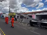 Estrutura de lojas desaba e atinge idoso em Teresina; via é interditada