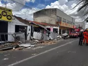 Estrutura ilegal desaba em Teresina, atinge idoso e deixa funcionários presos em lojas