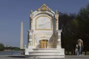 Estátua de Vaso Sanitário Dourado em Washington Critica Reformas de Trump na Casa Branca