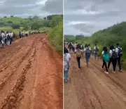 Estudantes enfrentam lamaçal de 500 metros para chegar à escola em Cambuci
