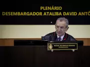 Ex-desembargador condenado por estuprar neta é preso e depois recebe prisão domiciliar