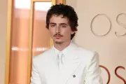 É #FAKE que Timothée Chalamet caiu no Oscar; foto é de intruso em Cannes em 2011
