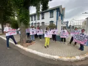 Família protesta por justiça antes de júri de homem acusado de feminicídio em Taubaté