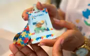 Feira de Santana oferece crachás gratuitos para identificação de pessoas com autismo