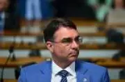 Flávio Bolsonaro aposta em 'efeito Biden' contra Lula, mas estratégia apresenta risco político