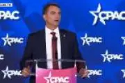 Flávio Bolsonaro ataca Lula na CPAC e compara pai a Trump em discurso nos EUA