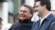 Flávio Bolsonaro busca apoio de Ratinho Júnior para presidência, mas enfrenta resistência no PSD