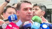 Flávio Bolsonaro comenta internação do pai, ex-presidente Jair Bolsonaro, em Brasília