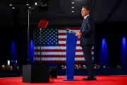 Flávio Bolsonaro pede pressão dos EUA por eleições com 'valores americanos' no Brasil