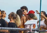 Fotos de Bruna Marquezine e Shawn Mendes em casa geram debate sobre invasão de privacidade