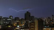 Frente fria estacionária e ZCIT mantêm tempo instável e calor intenso no Brasil