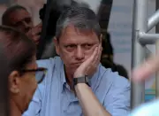 Governador Tarcísio de Freitas passa por procedimento no joelho em hospital de São Paulo