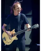 Guitarrista do AC/DC, Stevie Young, é hospitalizado em Buenos Aires
