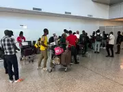 Haitianos deixam sala reservada em Viracopos após 55 horas de espera e retenção em avião