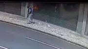 Homem em situação de rua morre após ser incendiado em Curitiba; suspeito preso