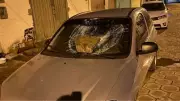 Homem em surto arremessa pedras e causa danos a carro e imóveis em Salinas