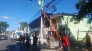 Homem fica preso em fios de alta tensão em Porto Alegre e causa transtorno no trânsito