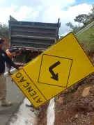Homem é flagrado carregando placa de sinalização retirada da BR-365 em Jequitaí