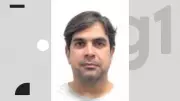 Homem é indiciado por tentativa de feminicídio após invadir prédio e atirar 20 vezes na porta da ex