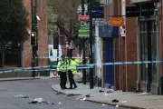 Homem preso após atropelar pedestres em Derby, Reino Unido, deixando sete feridos