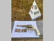 Homem é preso com revólver escondido em caixa de descarga em Aperibé