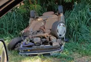Homem sofre fratura grave no braço após carro capotar em rodovia de Piraju, SP