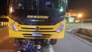 Idoso de 74 anos fica gravemente ferido em acidente entre moto e ônibus escolar na BR-230