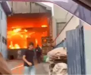 Incêndio atinge galpão de empresa de plástico no Jardim Alzira, em Santo André, na Grande SP