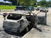 Incêndio consome carro na Via Oeste em São José dos Campos; motorista escapa ileso