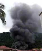 Incêndio de grandes proporções atinge depósito de reciclagem em Angra dos Reis