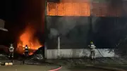 Incêndio de grandes proporções consome depósito de EVAs e cuias em Novo Hamburgo