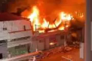 Incêndio de grandes proporções consome fábrica de mesas de sinuca no Brás, em São Paulo