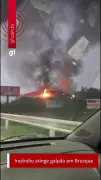 Incêndio destrói galpão em Brusque, SC; vídeo mostra momento do fogo